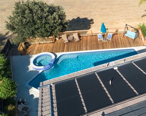 Chauffer une piscine avec des panneaux solaires .